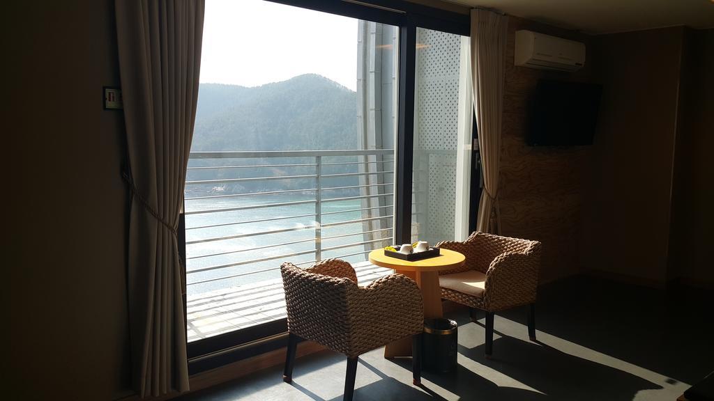 Radiance Tourist Hotel Geoje Exterior photo